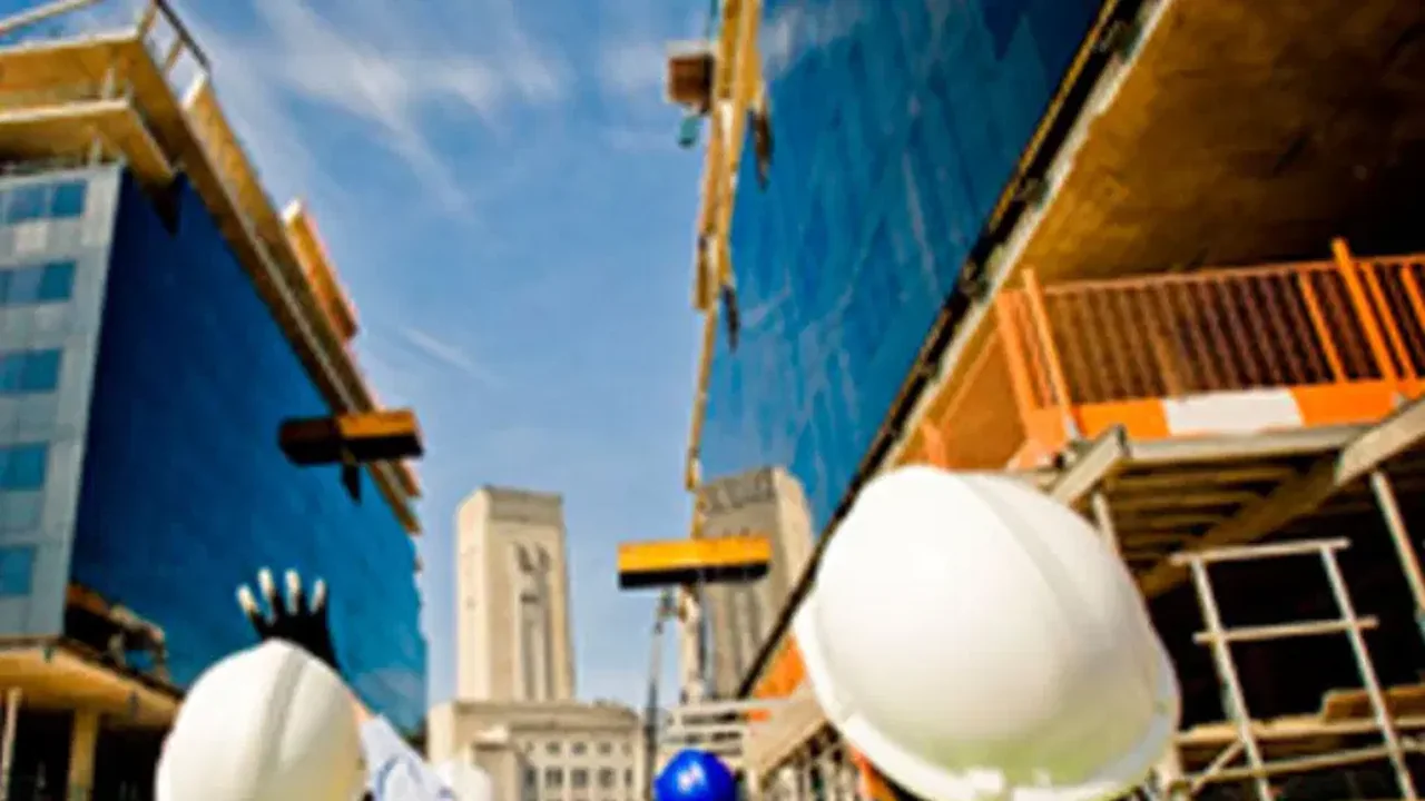 Elektroarbeiten auf Baustelle und bei Sanierungen – redaktionelles Symbolfoto