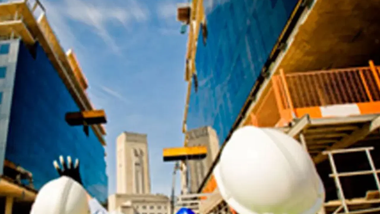Elektroarbeiten auf Baustelle und bei Sanierungen – redaktionelles Symbolfoto