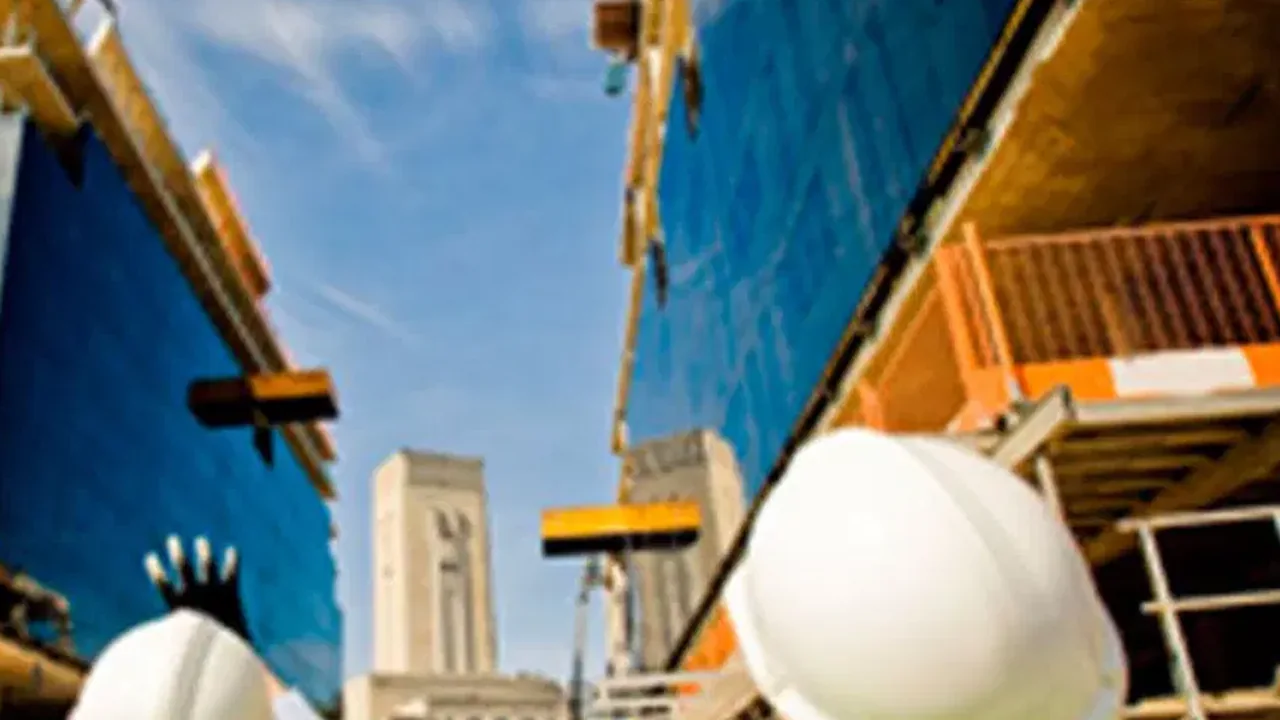 Elektroarbeiten auf Baustelle und bei Sanierungen – redaktionelles Symbolfoto