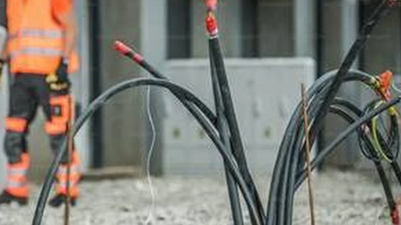 Elektroarbeiten auf Baustelle und bei Sanierungen – redaktionelles Symbolfoto