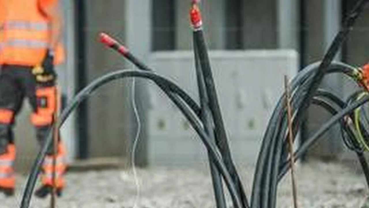 Elektroarbeiten auf Baustelle und bei Sanierungen – redaktionelles Symbolfoto