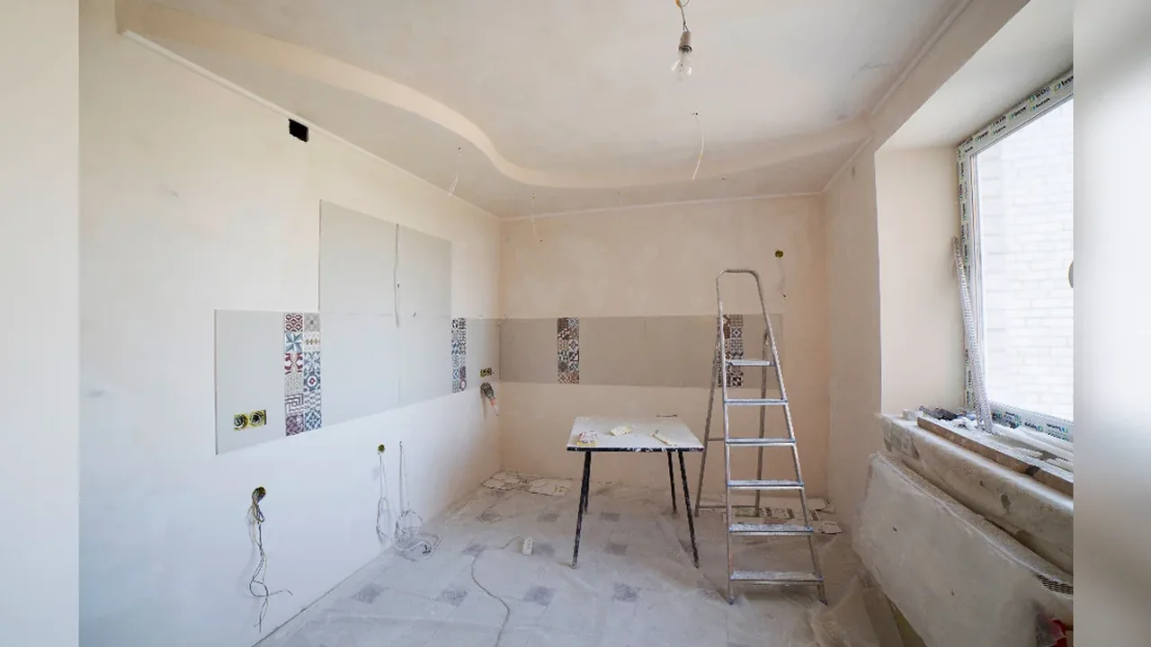Elektroarbeiten auf Baustelle und bei Sanierungen – redaktionelles Symbolfoto