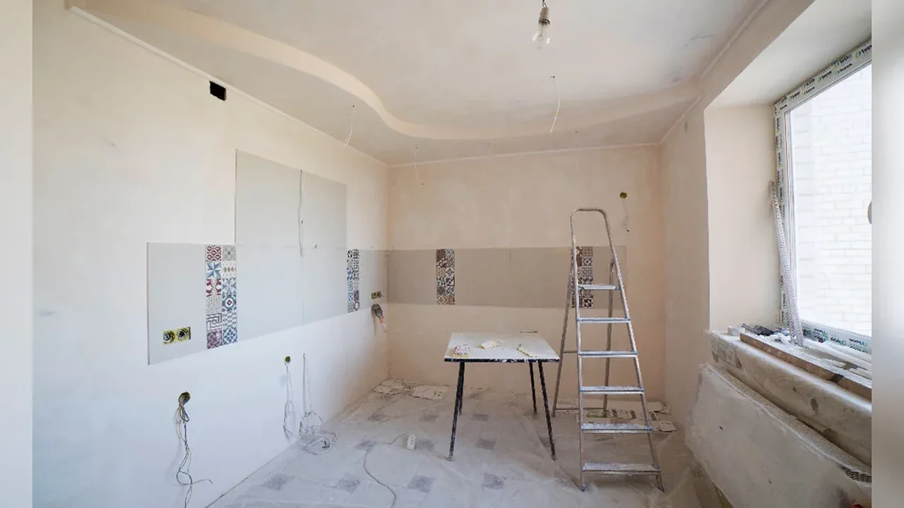 Elektroarbeiten auf Baustelle und bei Sanierungen – redaktionelles Symbolfoto