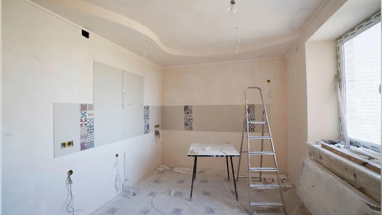 Elektroarbeiten auf Baustelle und bei Sanierungen – redaktionelles Symbolfoto