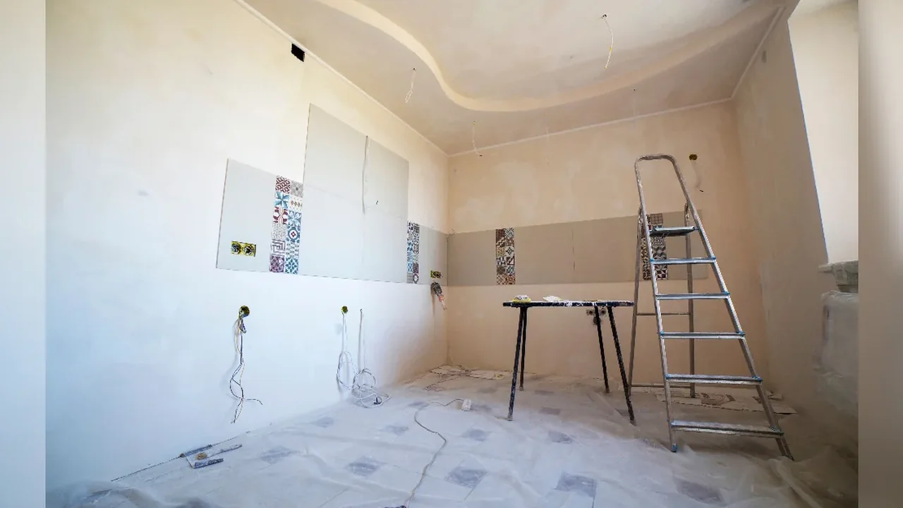 Elektroarbeiten auf Baustelle und bei Sanierungen – redaktionelles Symbolfoto