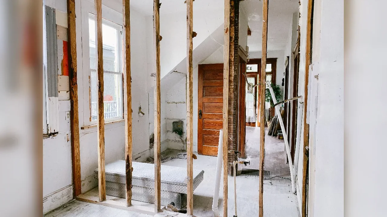 Elektroarbeiten auf Baustelle und bei Sanierungen – redaktionelles Symbolfoto