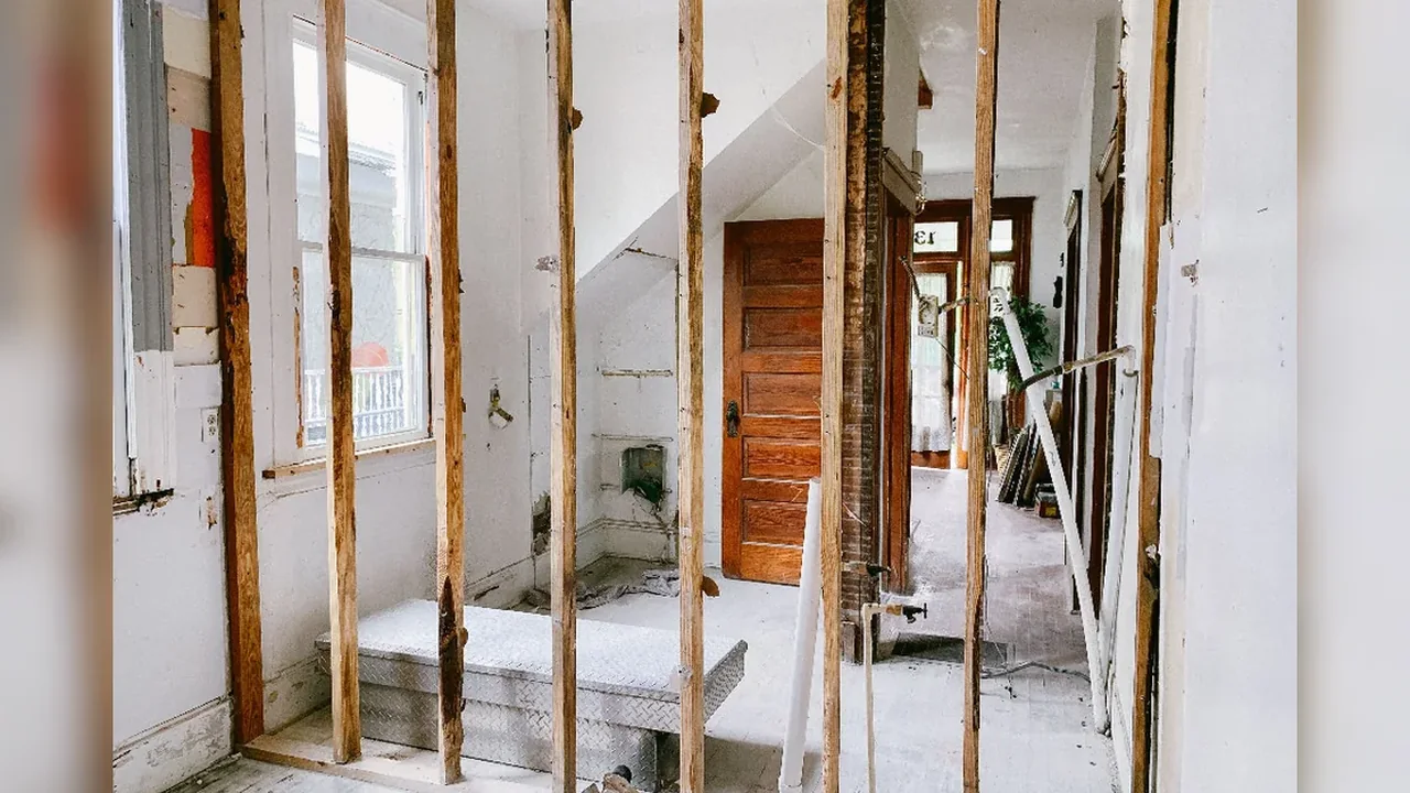 Elektroarbeiten auf Baustelle und bei Sanierungen – redaktionelles Symbolfoto