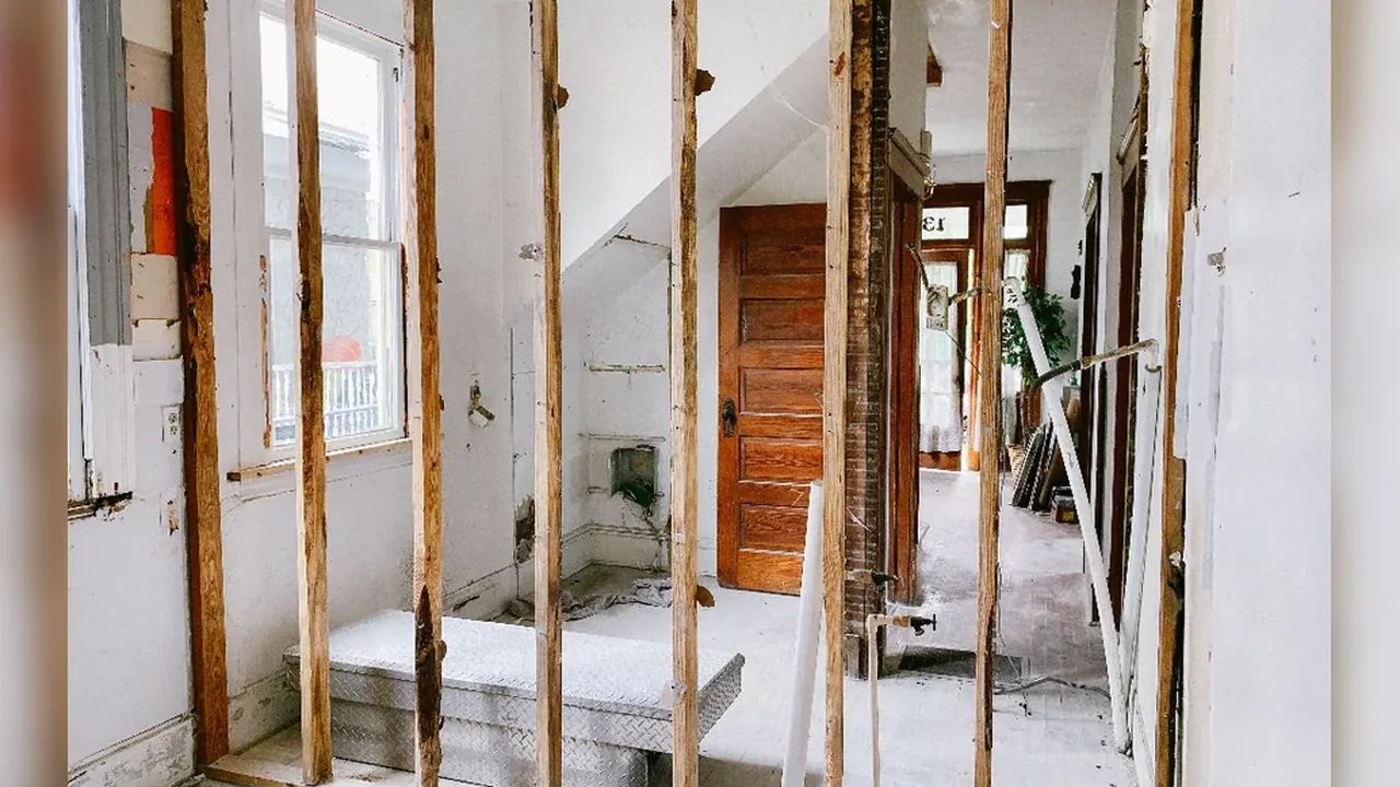 Elektroarbeiten auf Baustelle und bei Sanierungen – redaktionelles Symbolfoto