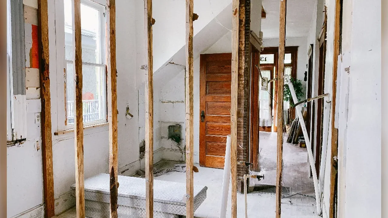 Elektroarbeiten auf Baustelle und bei Sanierungen – redaktionelles Symbolfoto