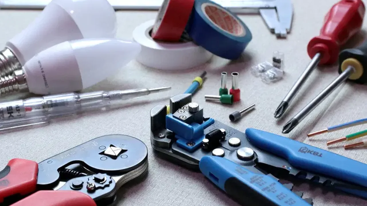 Elektrowerkzeuge und Material im Einsatz – redaktionelles Symbolfoto