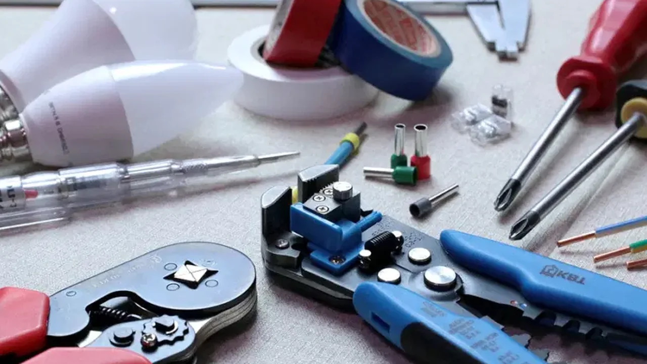 Elektrowerkzeuge und Material im Einsatz – redaktionelles Symbolfoto